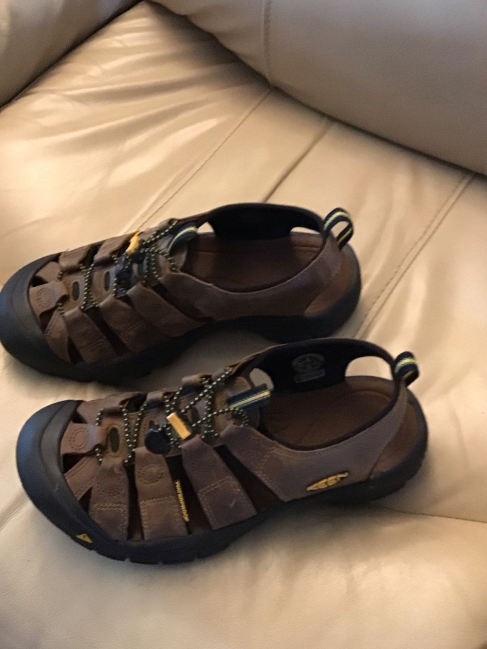 KEEN Men's Brown Leather Sport Sandals with Black Soles size 8